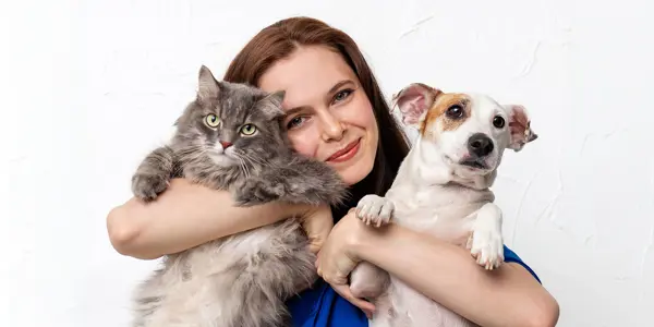 Vrouw met hond en kat