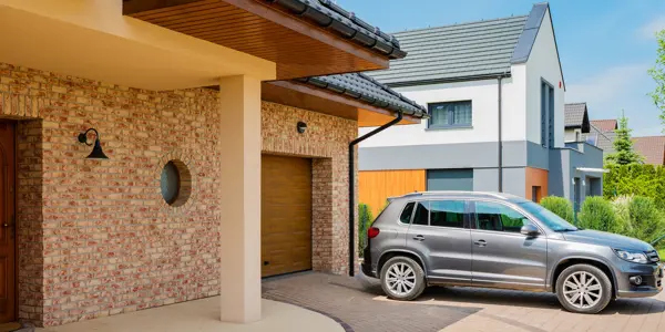 Auto geparkeerd voor een woning