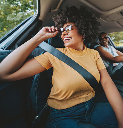 Twee lachende vrouwen in een auto