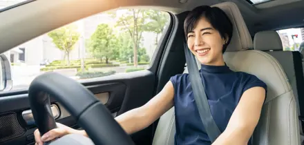 Vrouw die met de auto rijdt