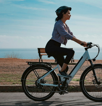 Vrouw op fiets