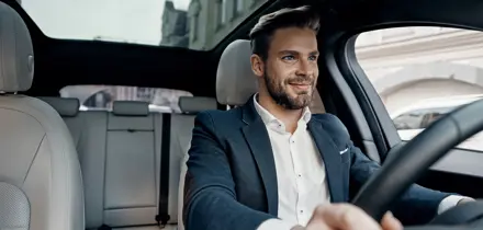 Man in kostuum in de auto
