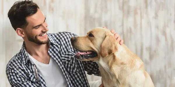 Jeune homme avec chien