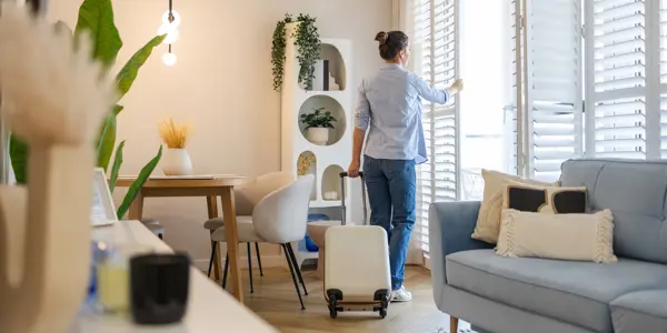 Vrouw die haar woning verlaat