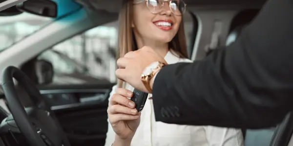 Vrouw die een auto uitleent