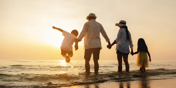 Gezin aan het strand