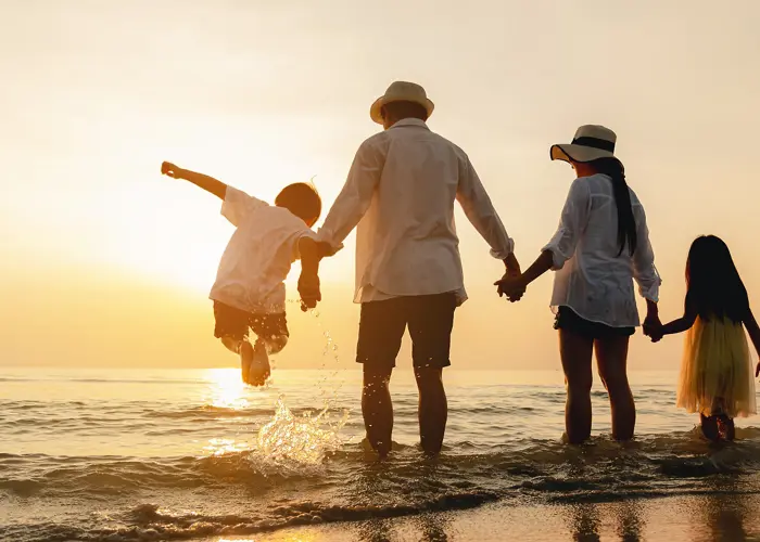 Gezin aan het strand